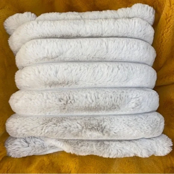 PUFFER FAUX FUR PILLOW - Picture 3 of 8